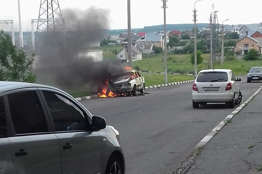 В Губкине дотла сгорел автомобиль