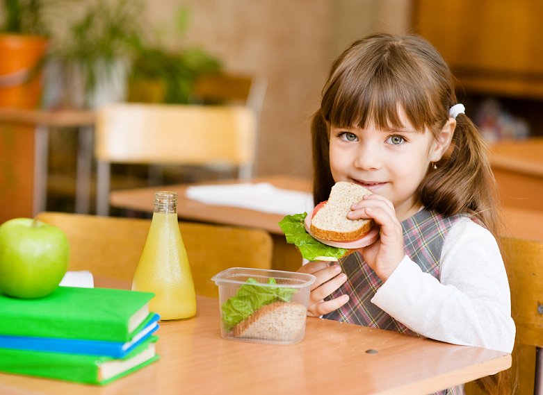 В школах не станут запрещать домашние бутерброды и яблоки