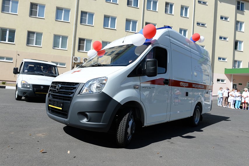Металлоинвест передал больнице Губкина новые автомобили