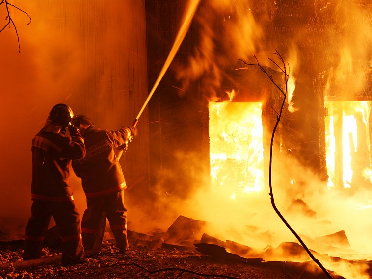 В Губкинском округе загорелись три жилых дома
