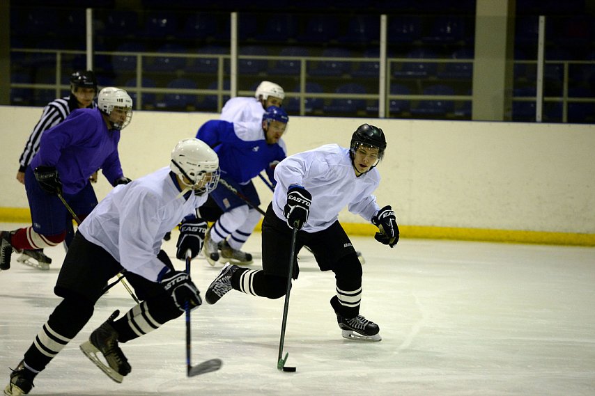 Хоккеисты Лебедиского ГОКа и ОЭМК встретились на губкинском льду