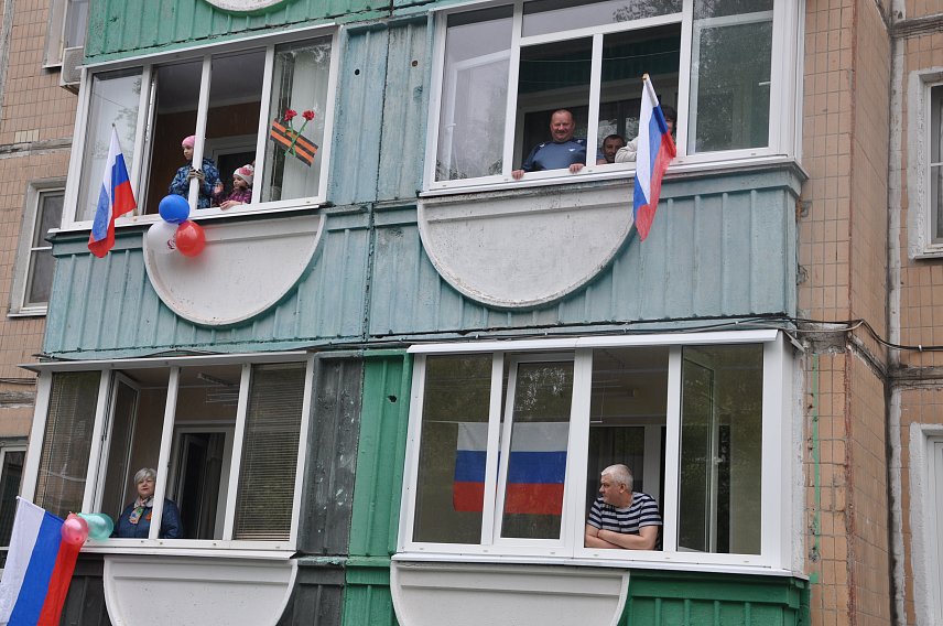 В Губкине жители дома на улице Раевского спели всем двором