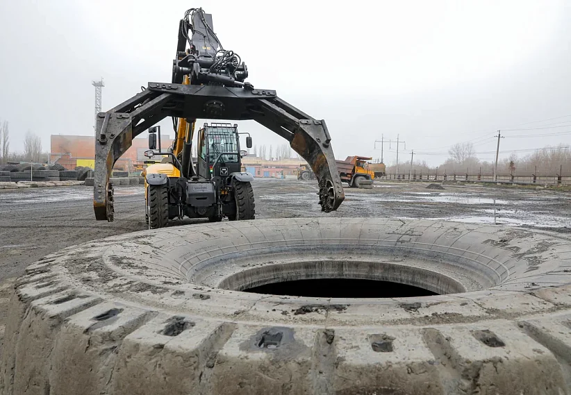 Новый шинный манипулятор приступил к работе на Лебединском ГОКе