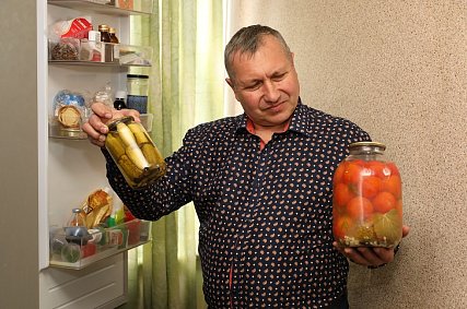 Бульдозерист, слесарь и повар: губкинец Геннадий Сарафанов знает «рецепт» хорошего ремонта… и вкусных заготовок на зиму