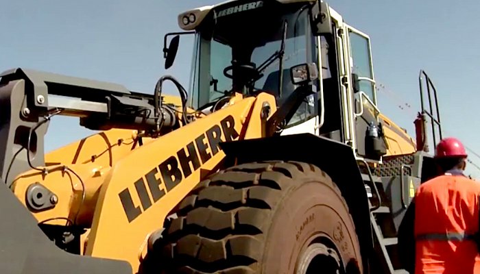 Погрузчик фирмы Liebherr пополнил автопарк Лебединского ГОКа