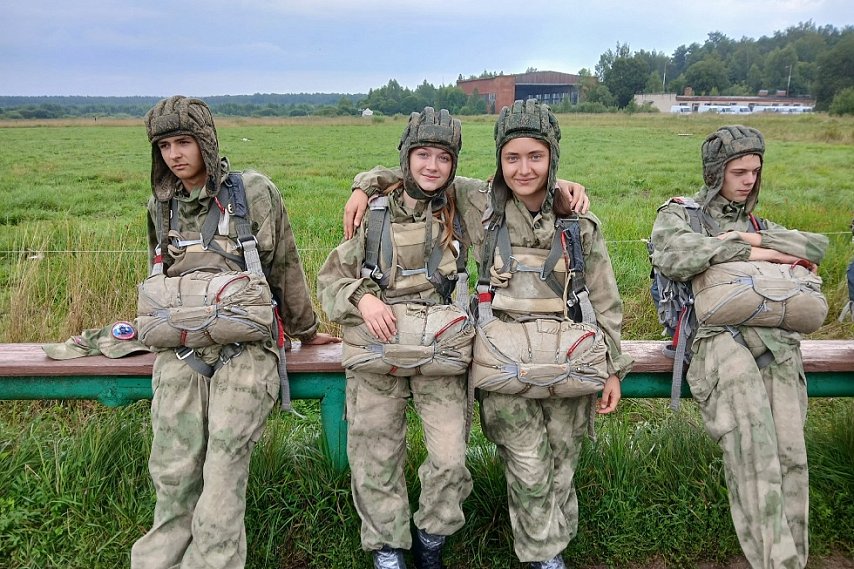 Губкинские курсанты ВПК снова совершили прыжки с парашютом
