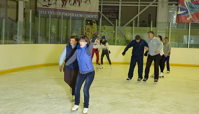 Во Дворце спорта "Кристалл" стартовал семейно-спортивный проект "Вместе на льду"
