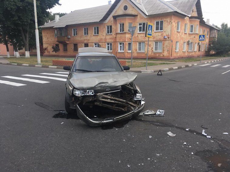 «Десятка» и Skoda Octavia столкнулись на перекрёстке в центре Губкина